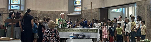 jeunes à l'église